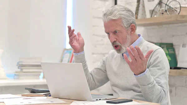 Boze senior oude man schreeuwen, vechten en misbruik — Stockfoto