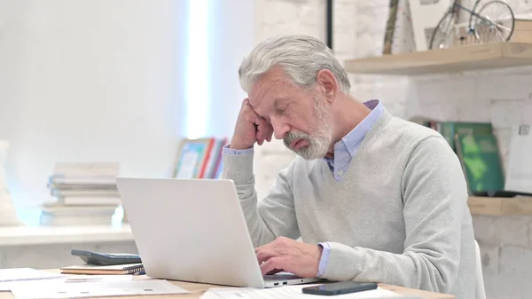 Vieil homme fatigué dormant au travail — Photo