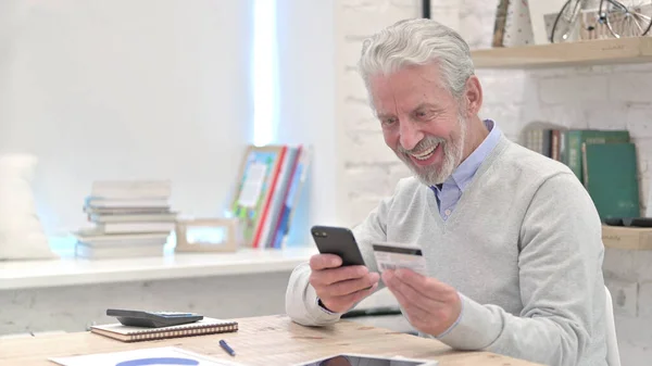 Online nakupování přes Smartphone od Senior Old Man — Stock fotografie