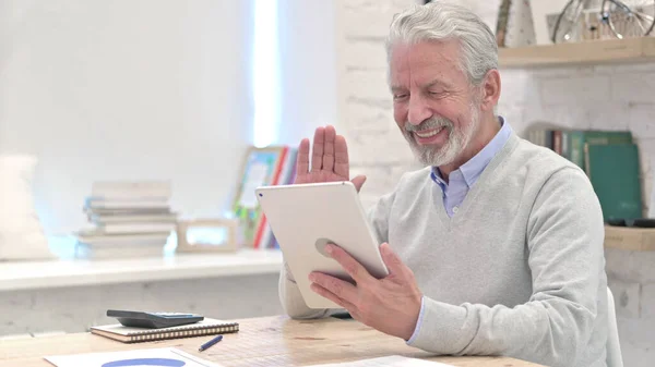 Chat vidéo en ligne sur tablette par vieil homme d'affaires senior — Photo