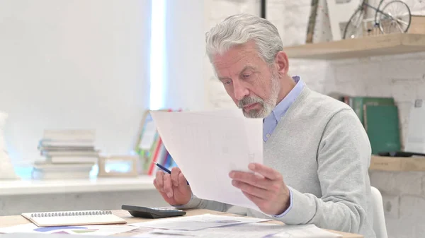 Vieil homme supérieur Calculer la finance et travailler au bureau — Photo