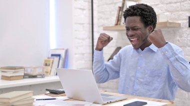 Kazanan Afrikalı Adam Dizüstü bilgisayarında Başarı Kutlaması