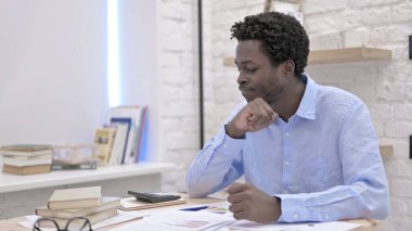 Belgelerdeki Verileri Fark eden Genç Afrikalı Adam 