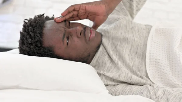 Mladý Afričan s bolestí hlavy ve spánku — Stock fotografie