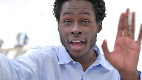 Afrikalı adamın Video Sohbeti yaparken yakın plan çekimleri. — Stok fotoğraf