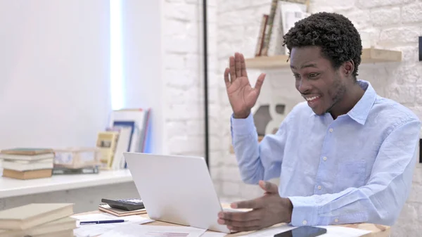 Ung afrikansk man viftar med video Chatta på laptop — Stockfoto