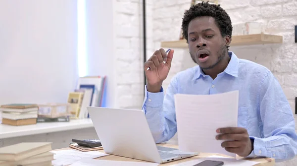 Homem Africano chocado reagindo a documentos — Fotografia de Stock