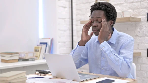 Homem Africano com dor de cabeça enquanto trabalhava — Fotografia de Stock