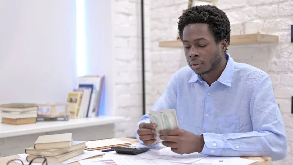 직장에서 돈을 계산하는 아프리카 청년 — 스톡 사진