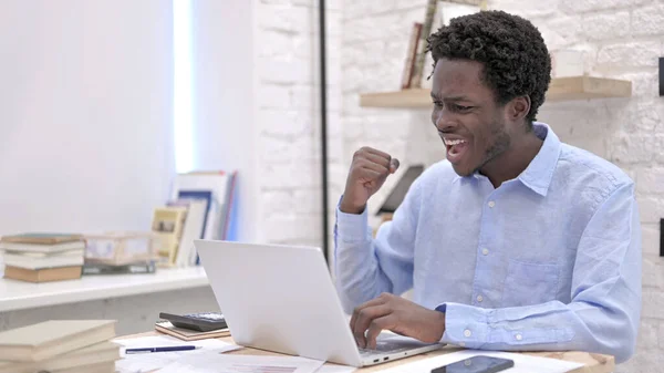 兴奋的非洲人在笔记本电脑上欢呼成功 — 图库照片