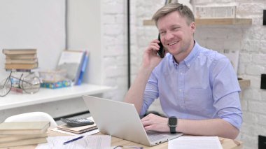 Konuşan ve gülen bir işadamı 