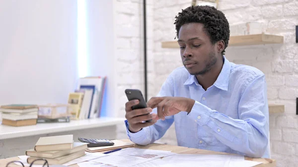 Homem Africano Inteligente Rolagem em Smartphone — Fotografia de Stock