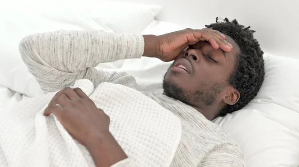 Mladý Afričan se snaží lépe spát v posteli — Stock fotografie