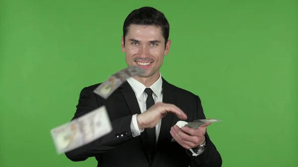 Χαρούμενος νέος επιχειρηματίας πετώντας χρήματα, κλειδί αποχρώσεων — Φωτογραφία Αρχείου