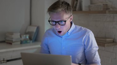 İşadamı Laptop 'ta çalışırken şok oldu 