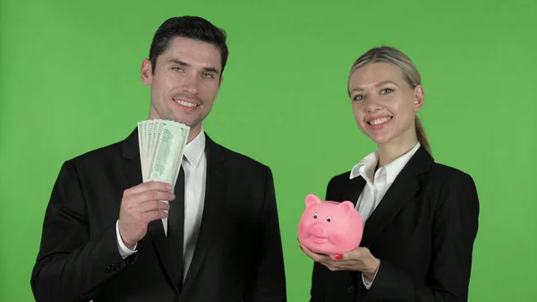 Ingenieure posieren mit Sparschwein und Dollar, Chromaschlüssel — Stockfoto