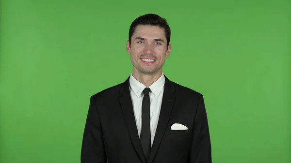 Joven empresario alegre sonriendo, clave de croma — Foto de Stock