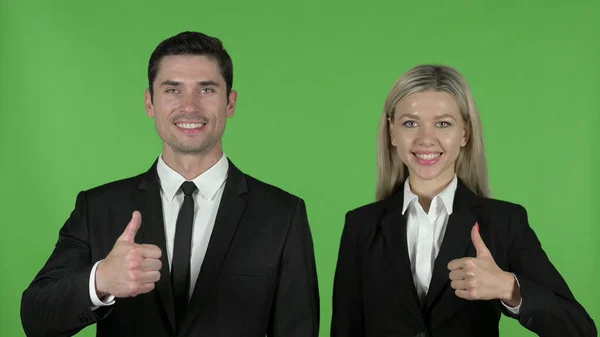 Junge Geschäftsleute zeigen Daumen hoch, Chroma-Schlüssel — Stockfoto