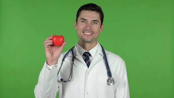 Médico bonito mostrando coração vermelho, Chroma Key — Fotografia de Stock