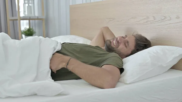 피곤한 젊은 남자 데 허리 통증 동안 자 에 침대 — 스톡 사진