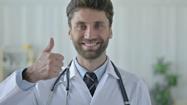 Jovem médico alegre mostrando polegares para cima — Fotografia de Stock