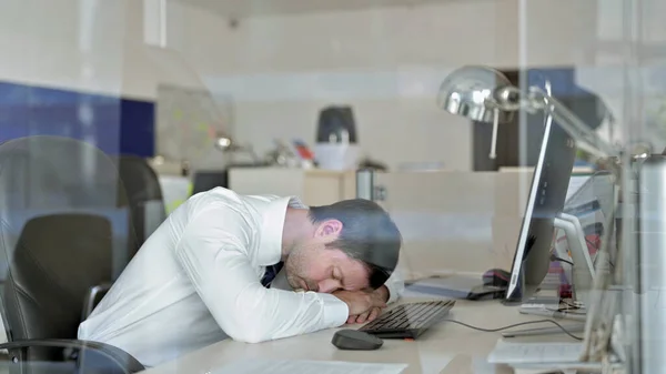 Schläfriger Geschäftsmann mittleren Alters beim Mittagsschlaf während der Arbeit in seinem Büro — Stockfoto