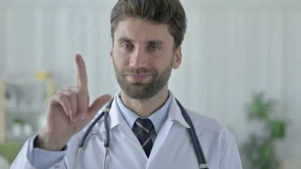 Grave jovem médico dizendo Não com sinal de dedo — Fotografia de Stock