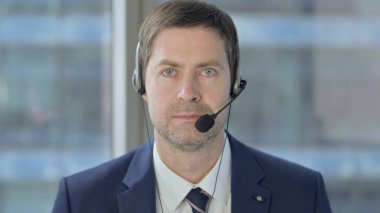 Kulaklıklı Orta Çağ İşadamı Kameraya Bakıyor