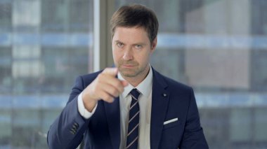 Hırslı Orta Çağ İşadamı Parmak Gösteriyor