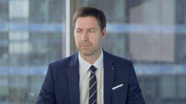 Hayal kırıklığına uğramış Orta Çağ İşadamı Derin Nefes alıyor