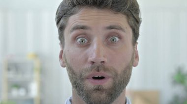 Genç Adamın Şaşıran Portresi