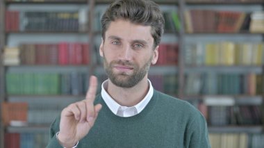 Üzgün Genç Adam Parmak İşareti ile Hayır diyor