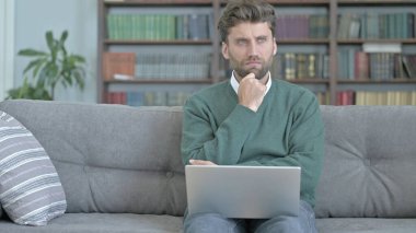 Düşünceli Adam Laptop Çalışırken Düşünme