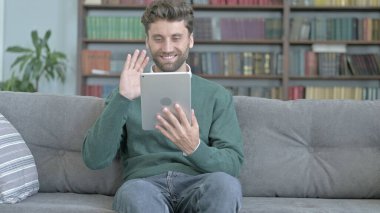 Mutlu Adam Tablet 'te Video Sohbeti Yaparken Koltukta Otururken