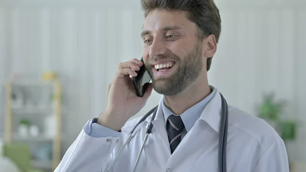 Ambizioso giovane medico parlando su Smartphone — Foto Stock