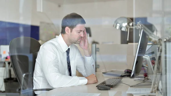 Hombre de negocios de mediana edad cansado que trabaja en Office Computer y tiene dolor de cabeza —  Fotos de Stock