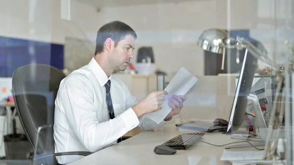 Empresario de mediana edad que trabaja en la Oficina de Documentos — Foto de Stock