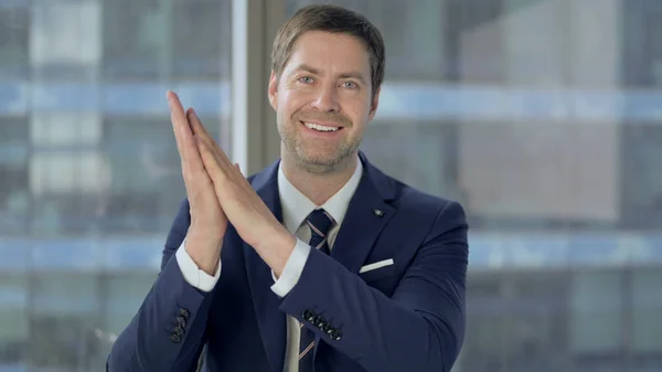 Alegre hombre de negocios de mediana edad aplaudiendo y celebrando —  Fotos de Stock