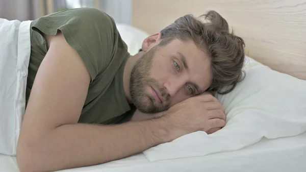 Yatakta Uyumaya Çalışan Düşünceli Genç Adamın Yakın Çekim