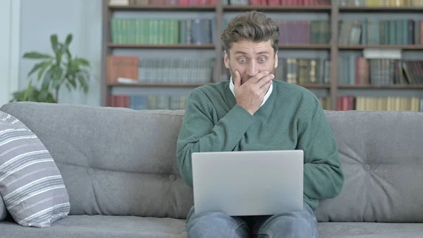 Jonge man wordt geschokt tijdens het werken op laptop — Stockfoto