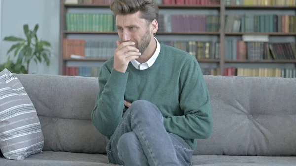 Kašel Nemocný Mladý Muž sedí na pohovce — Stock fotografie