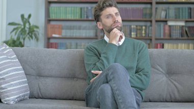 Bir Şey Düşünürken Kanepede Oturan Düşünceli Genç Adam