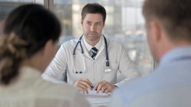 Orta Yaşlı Doktordan Tavsiye Alan Çiftin Arka Arkası Görünümü