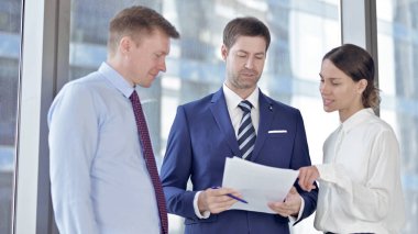 Asistanlarıyla Belgeler Üzerine Okuma ve Tartışma Yapan Orta Yaşlı İşadamı