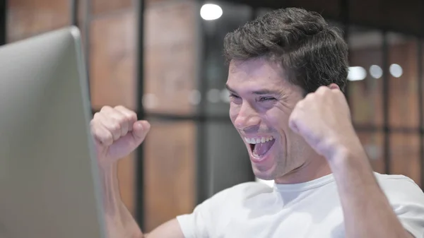 Primer plano del joven positivo celebrando el éxito en el trabajo — Foto de Stock