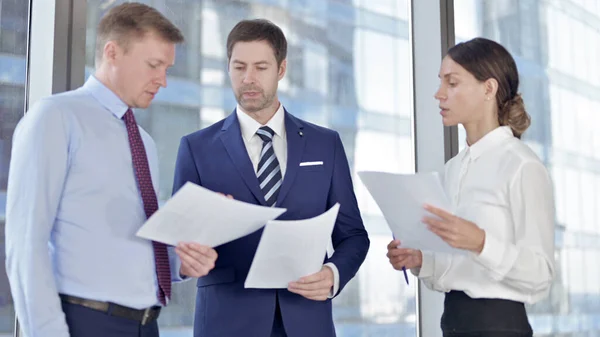 Företagsledare Diskutera Oiffce Dokument — Stockfoto