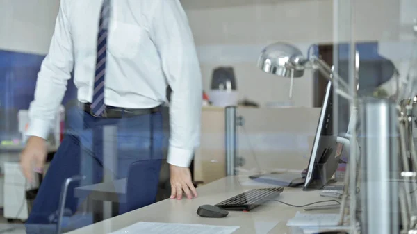 Zaměřený obchodník středního věku opustil pracovní stůl Office — Stock fotografie