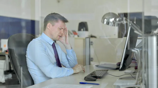 Unavený mladý obchodník pracující v počítači Office a bolení hlavy — Stock fotografie