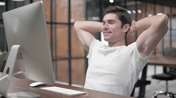 Positivo rilassamento uomo seduto sul lavoro — Foto Stock