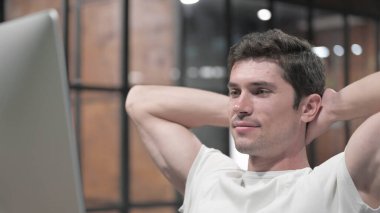 Ofiste Dinlenen Genç Adamın Yakın Çekim